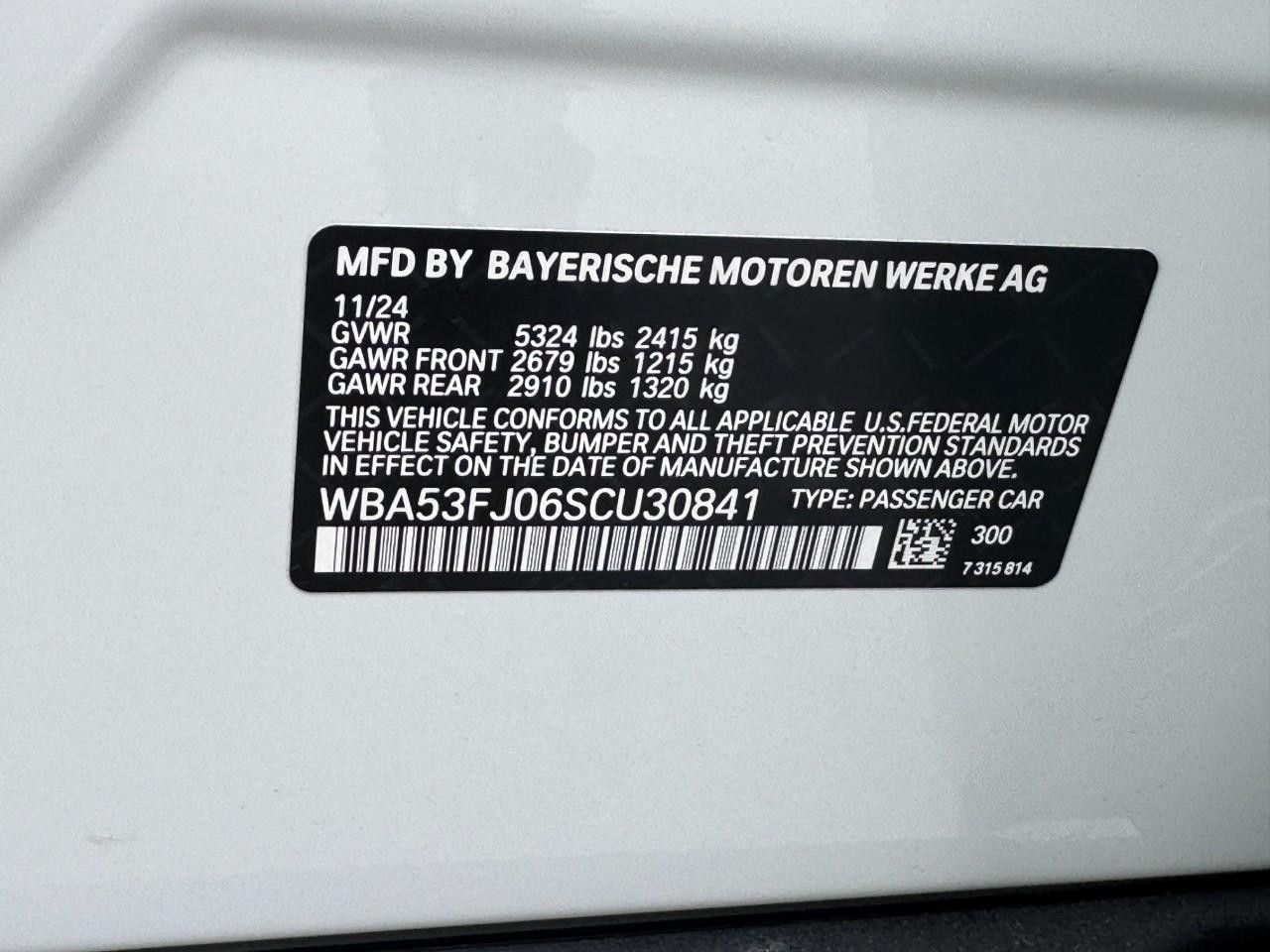 BMW 5 Series Vehicle Full-screen Gallery Image 31