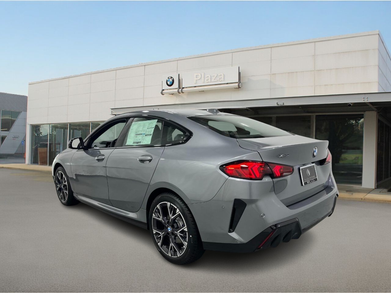 BMW 2 Series Vehicle Full-screen Gallery Image 3