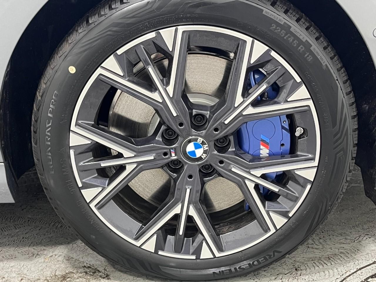 BMW 2 Series Vehicle Full-screen Gallery Image 5