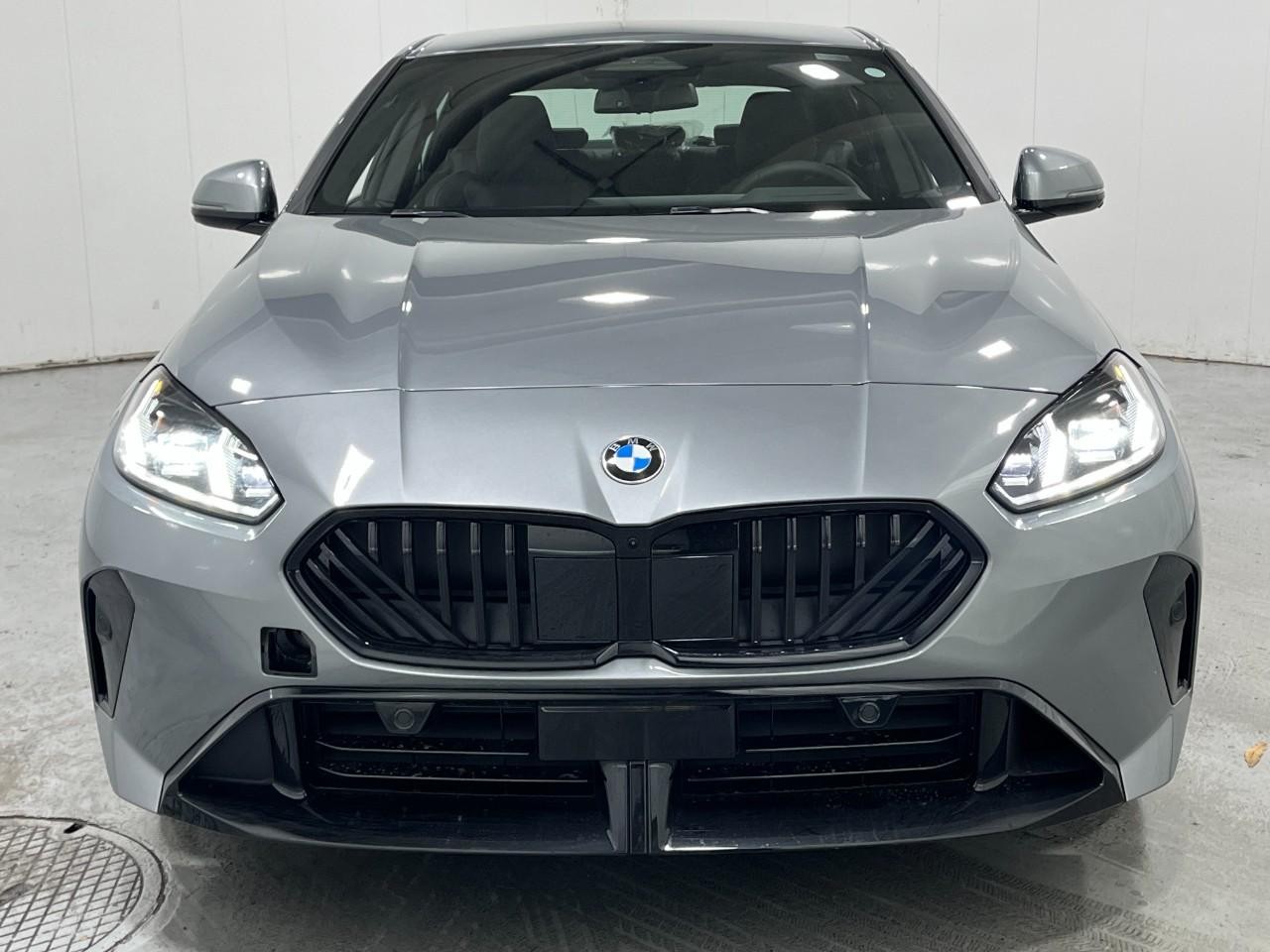 BMW 2 Series Vehicle Full-screen Gallery Image 7