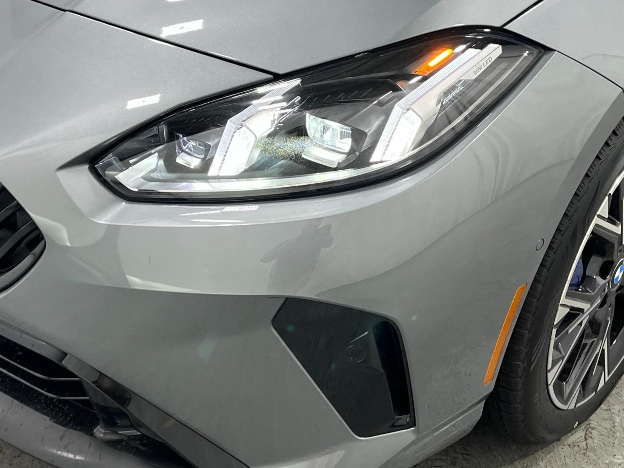 BMW 2 Series Vehicle Full-screen Gallery Image 9