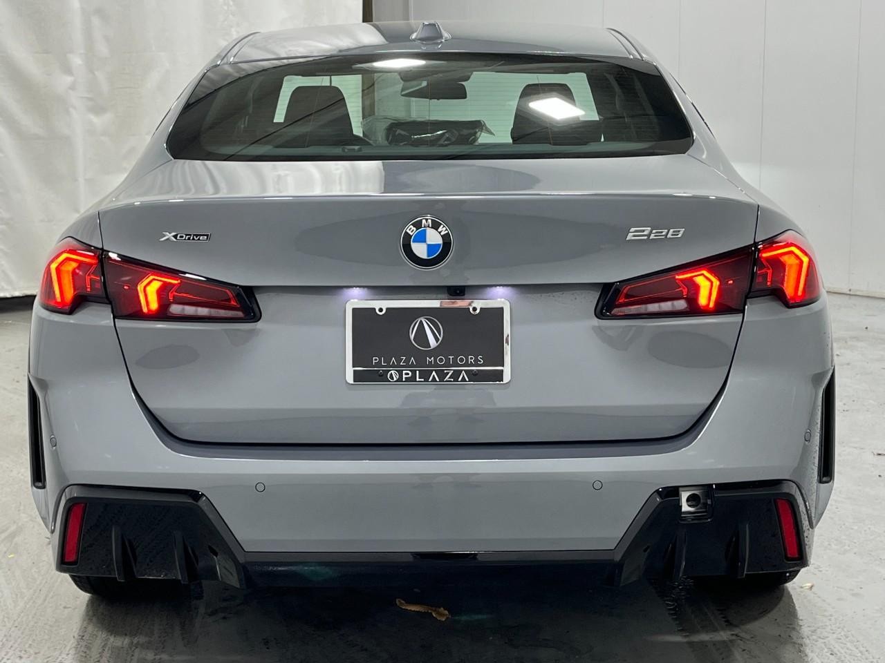 BMW 2 Series Vehicle Full-screen Gallery Image 10