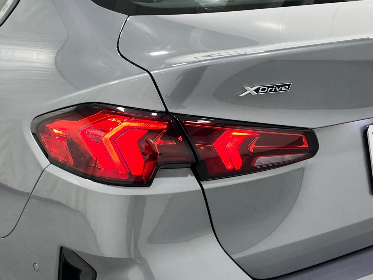 BMW 2 Series Vehicle Full-screen Gallery Image 11