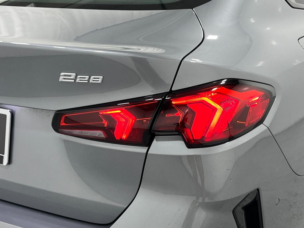 BMW 2 Series Vehicle Full-screen Gallery Image 12