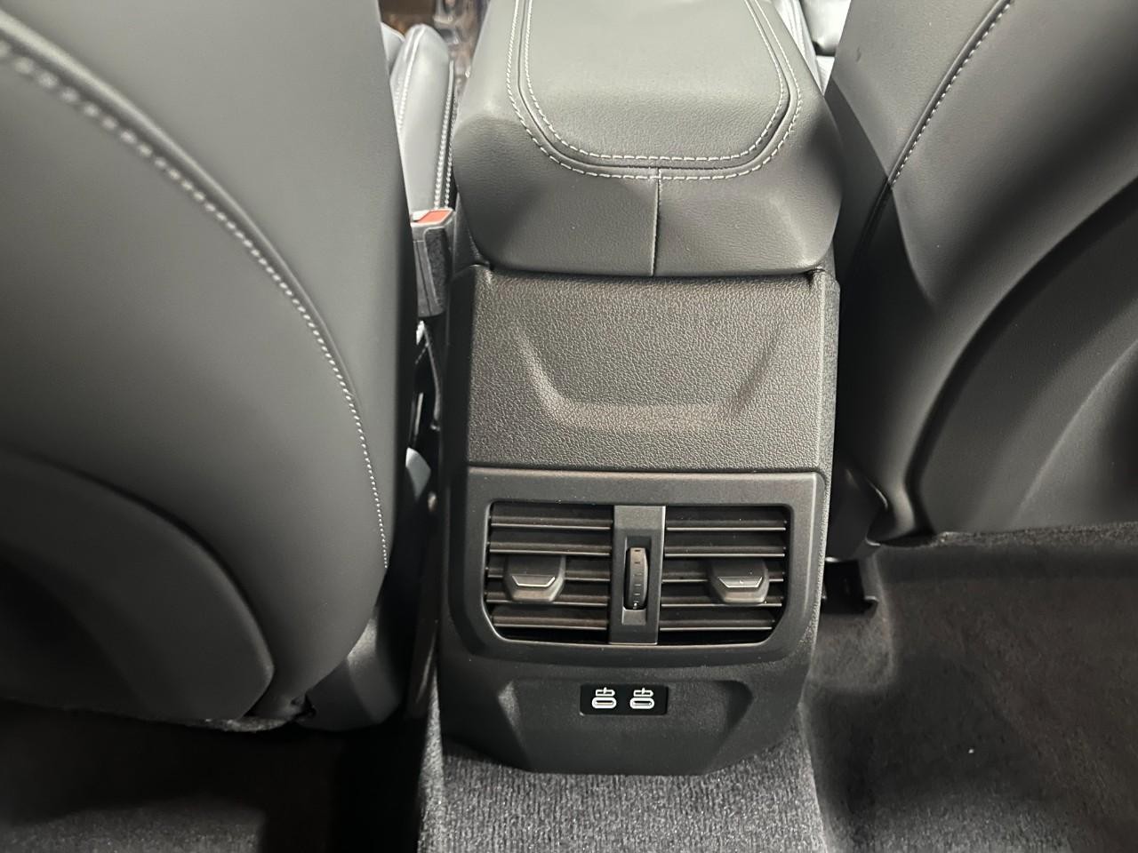 BMW 2 Series Vehicle Full-screen Gallery Image 18