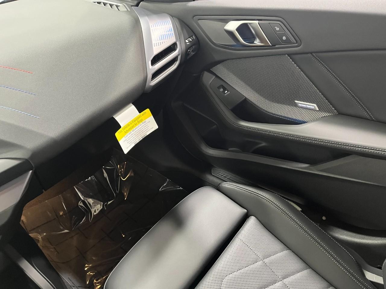 BMW 2 Series Vehicle Full-screen Gallery Image 19