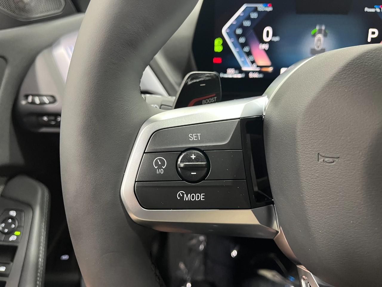 BMW 2 Series Vehicle Full-screen Gallery Image 21