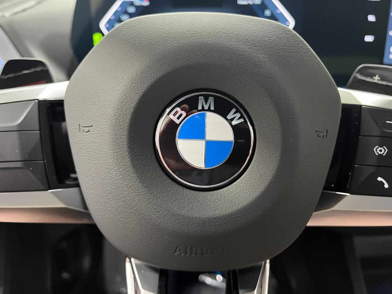 BMW 2 Series Vehicle Full-screen Gallery Image 22