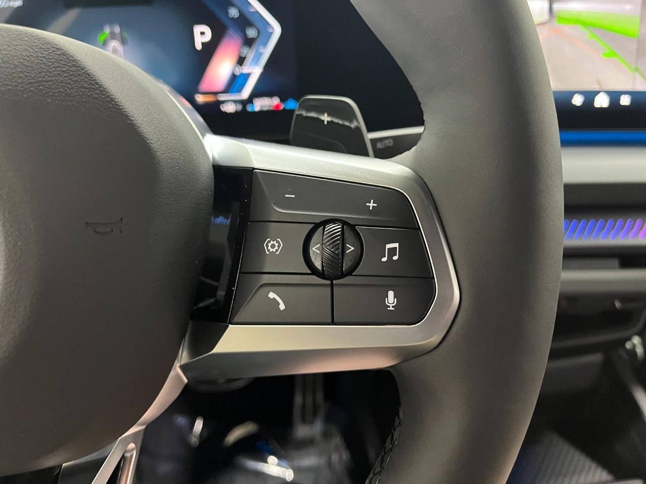 BMW 2 Series Vehicle Full-screen Gallery Image 23