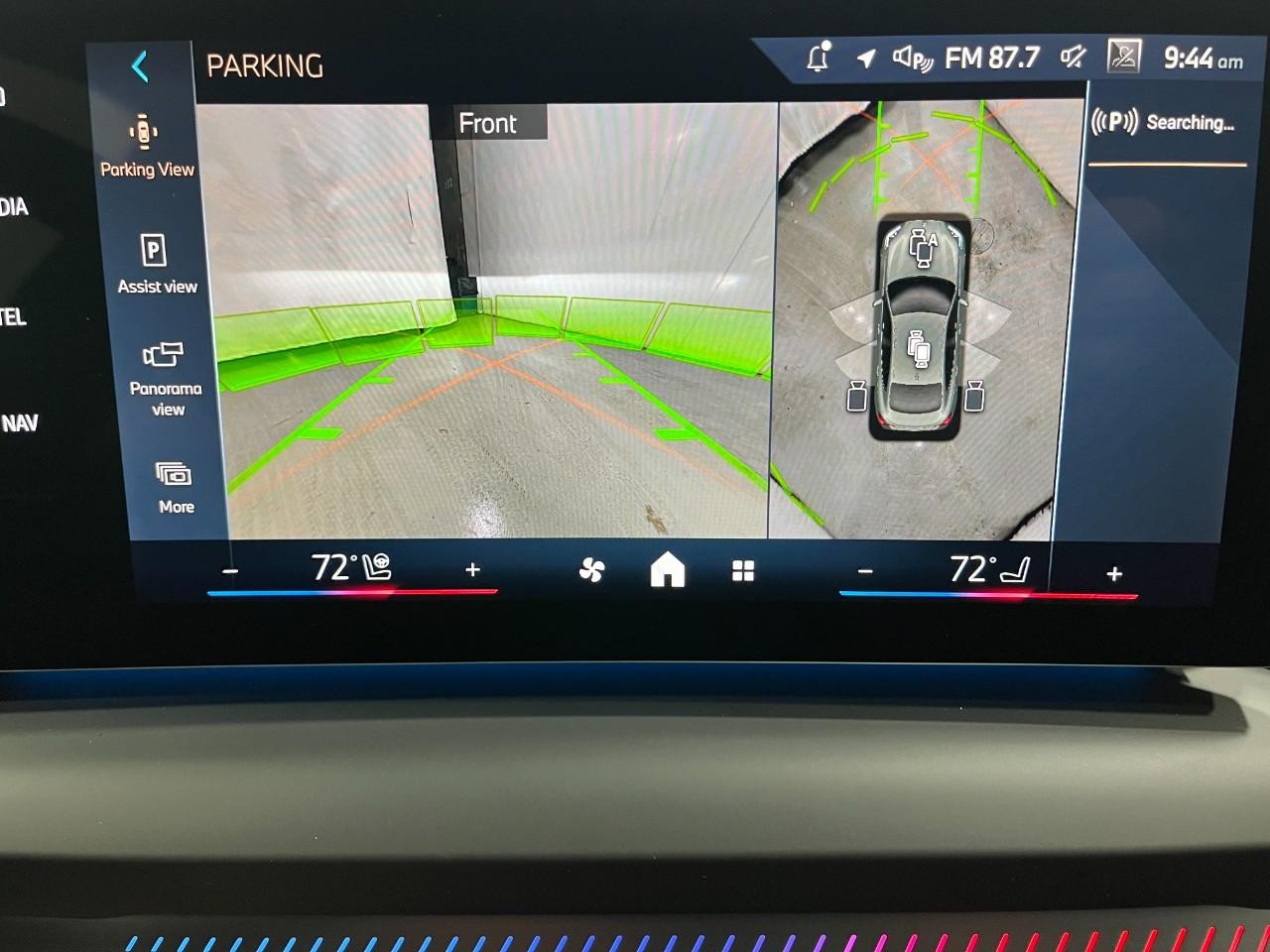 BMW 2 Series Vehicle Full-screen Gallery Image 25