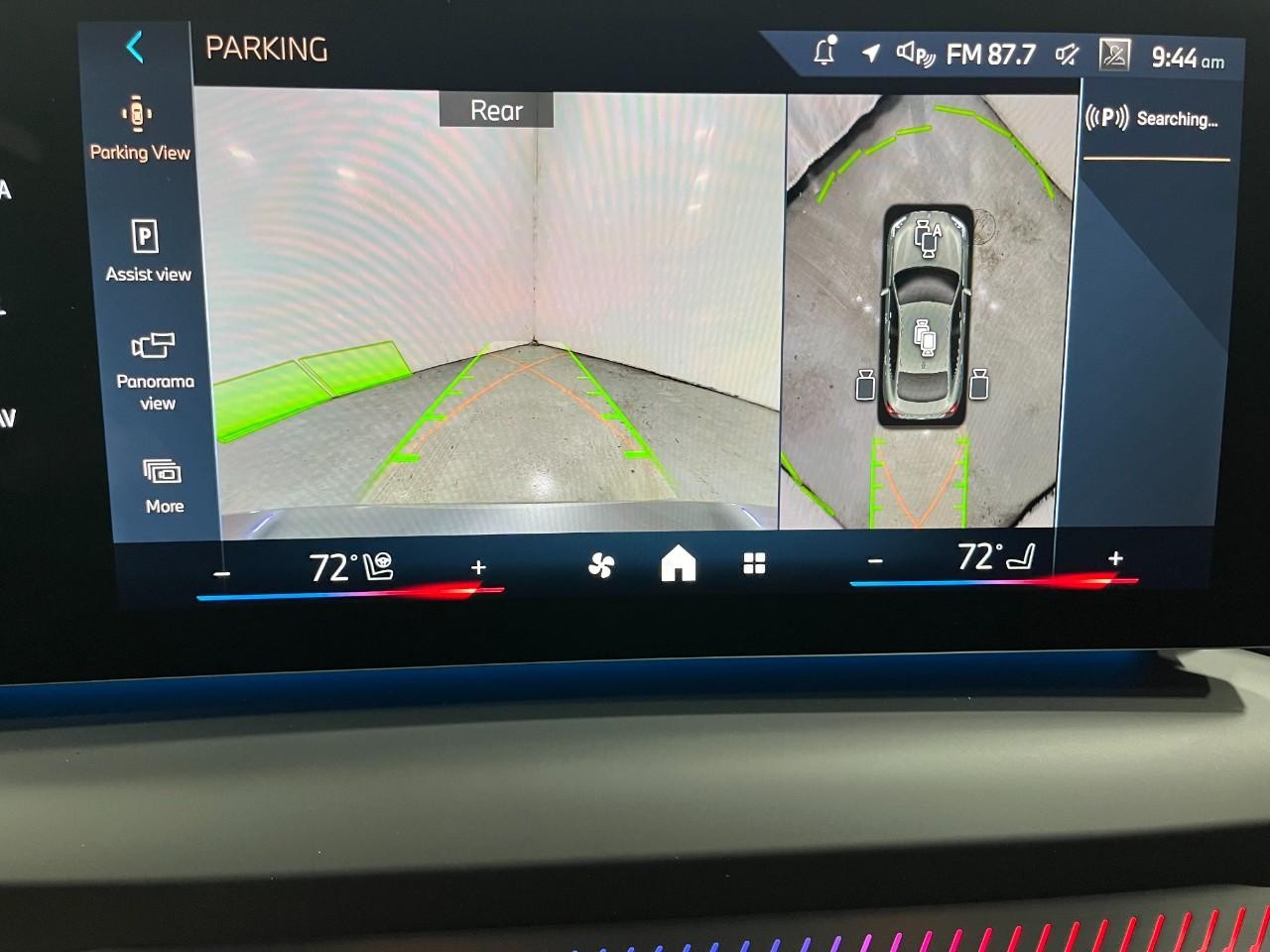 BMW 2 Series Vehicle Full-screen Gallery Image 26