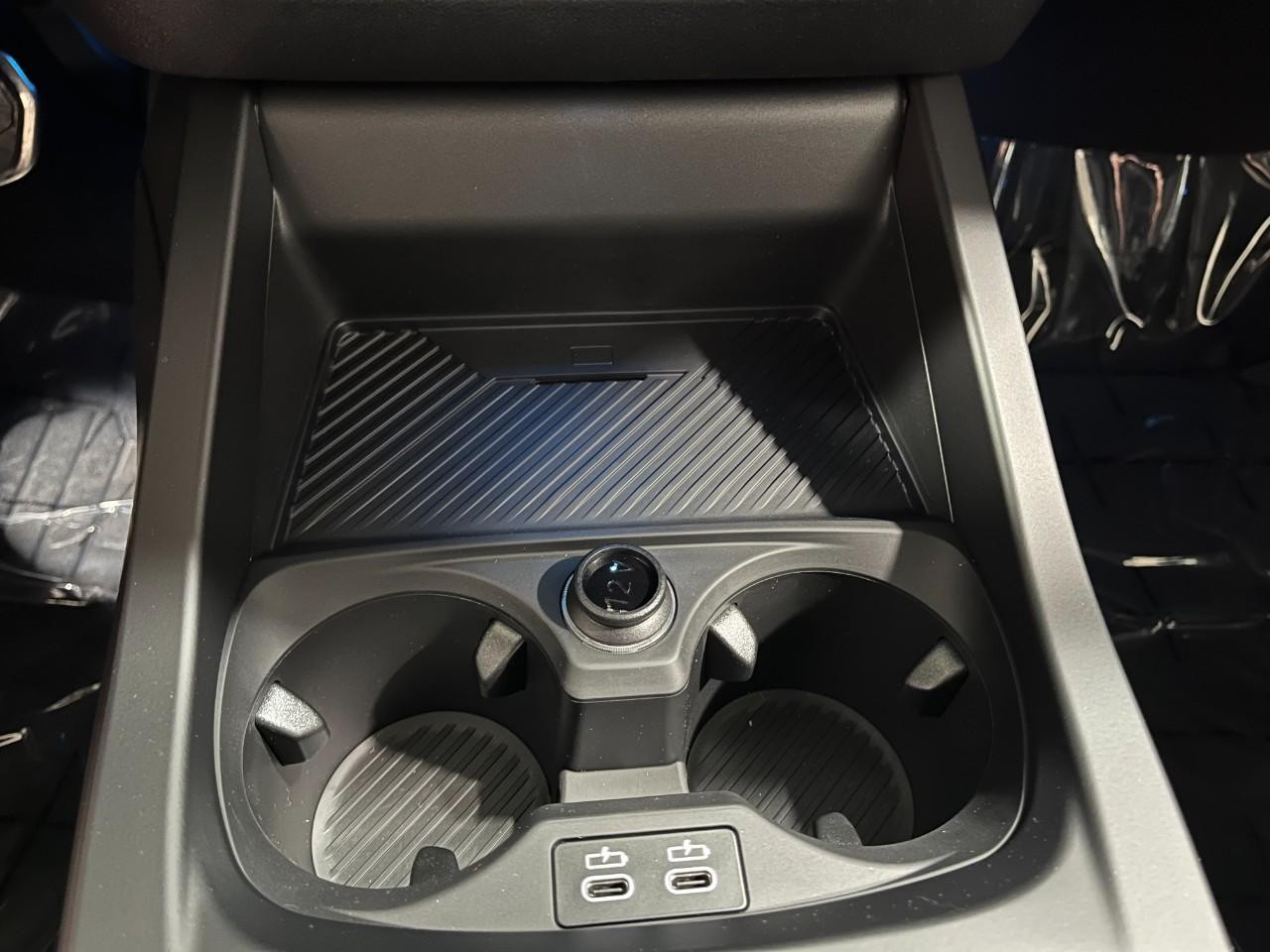 BMW 2 Series Vehicle Full-screen Gallery Image 28