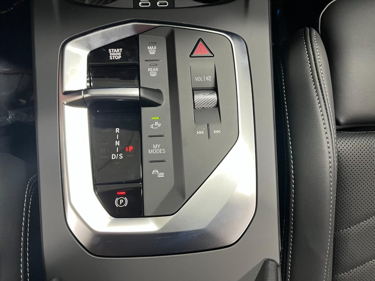 BMW 2 Series Vehicle Full-screen Gallery Image 29