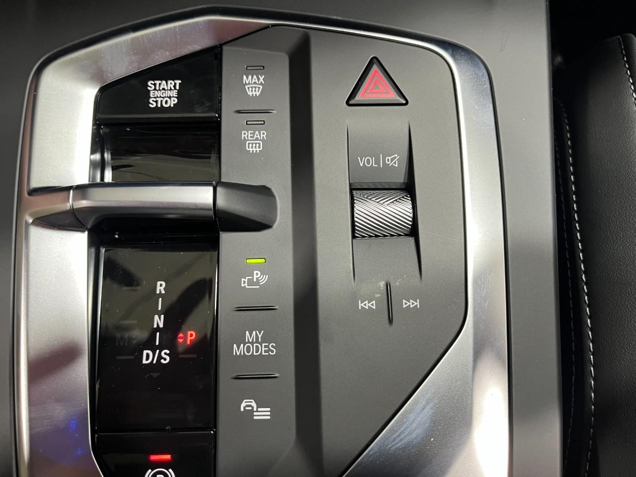 BMW 2 Series Vehicle Full-screen Gallery Image 30