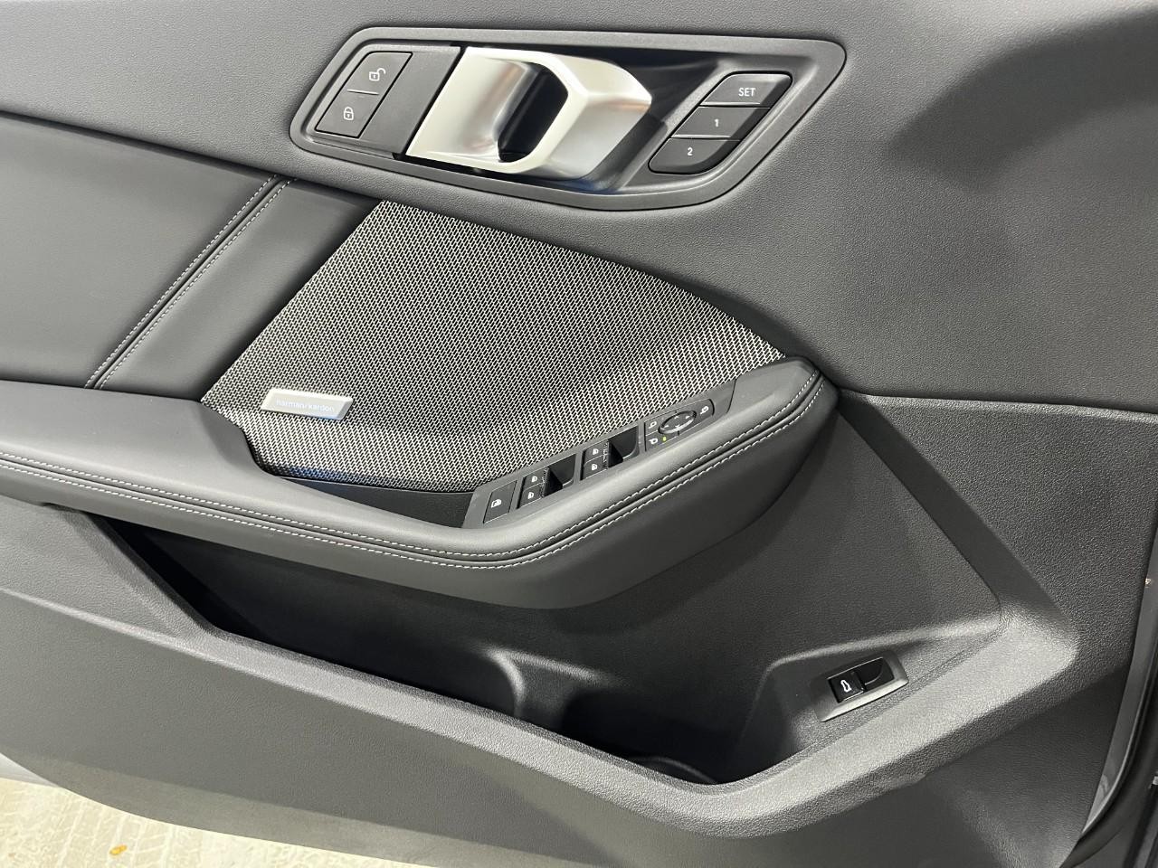 BMW 2 Series Vehicle Full-screen Gallery Image 31