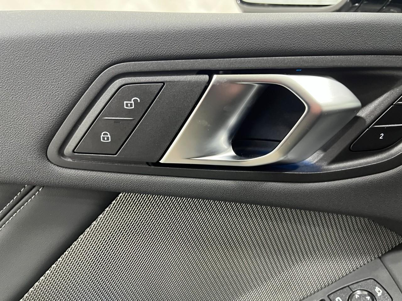 BMW 2 Series Vehicle Full-screen Gallery Image 32