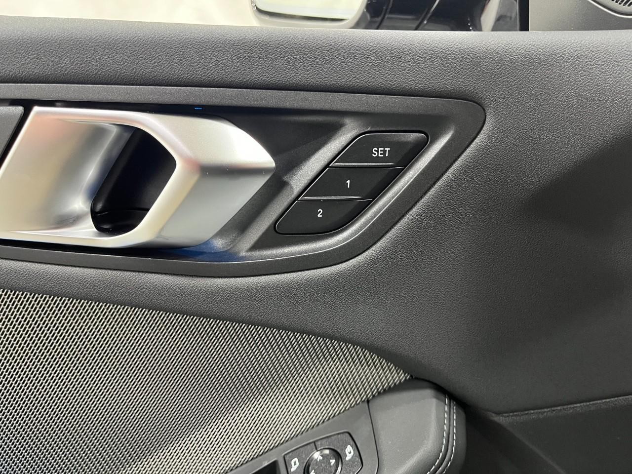 BMW 2 Series Vehicle Full-screen Gallery Image 33