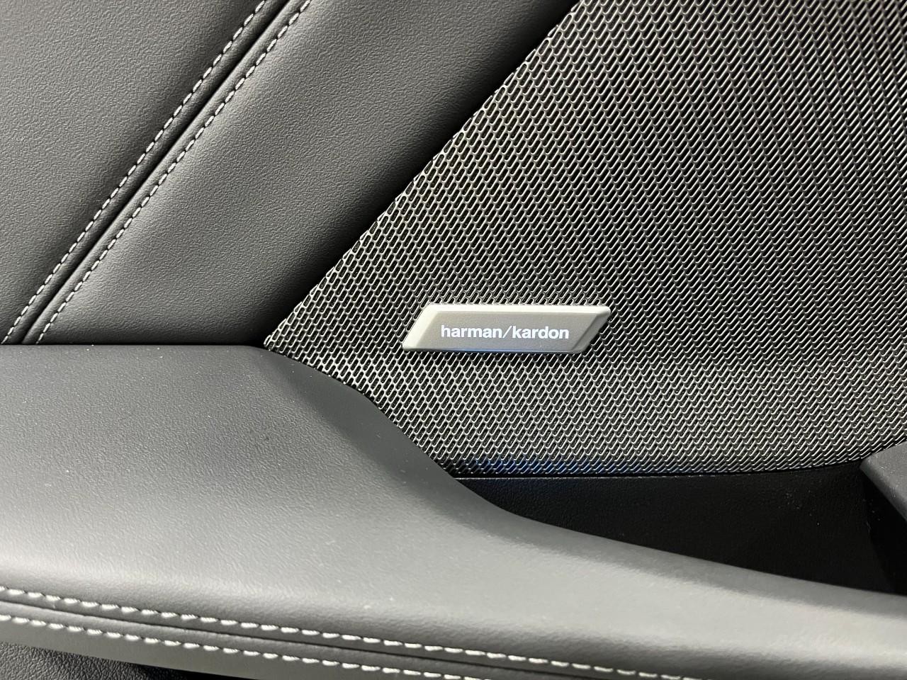 BMW 2 Series Vehicle Full-screen Gallery Image 34