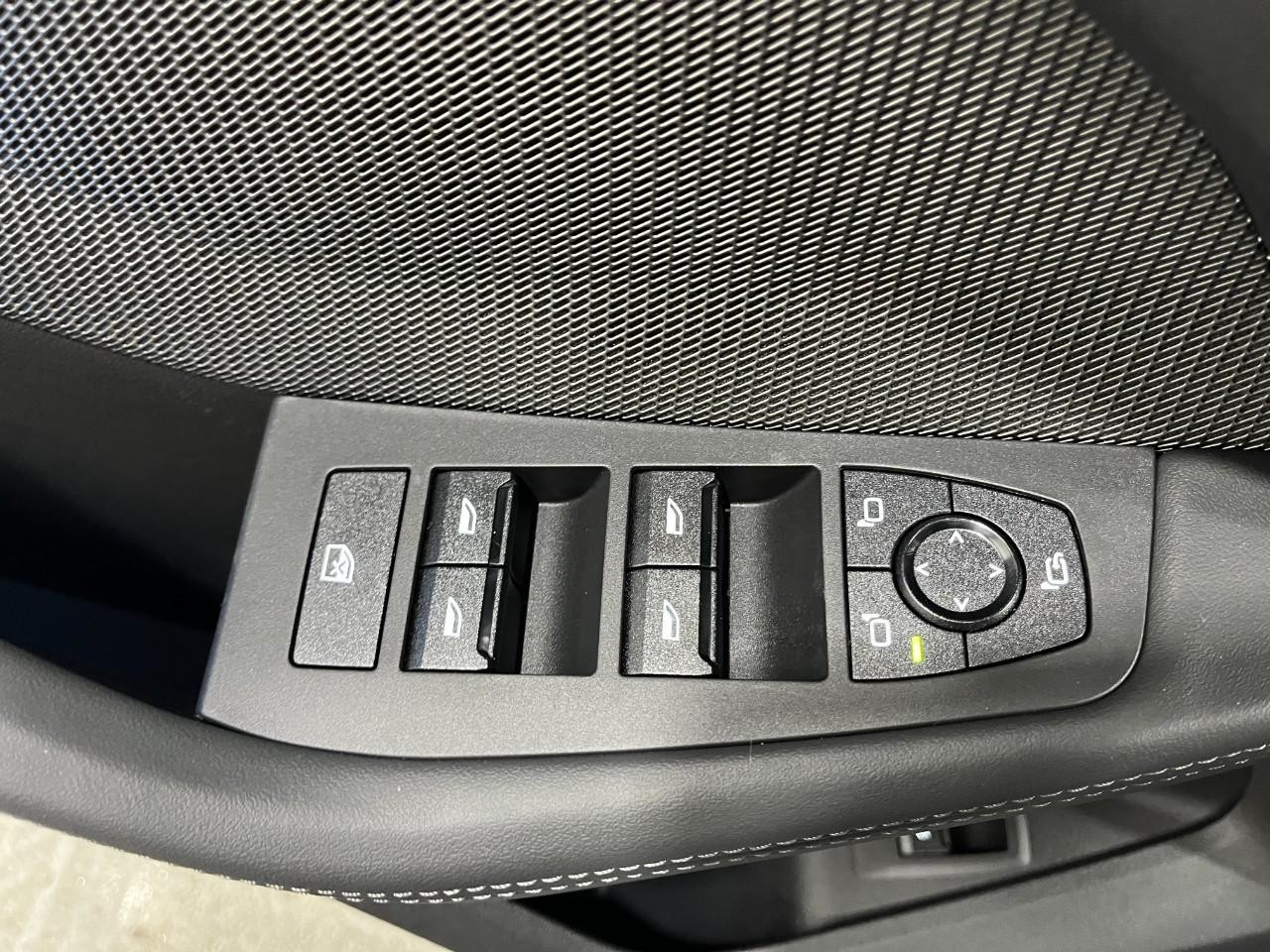 BMW 2 Series Vehicle Full-screen Gallery Image 35