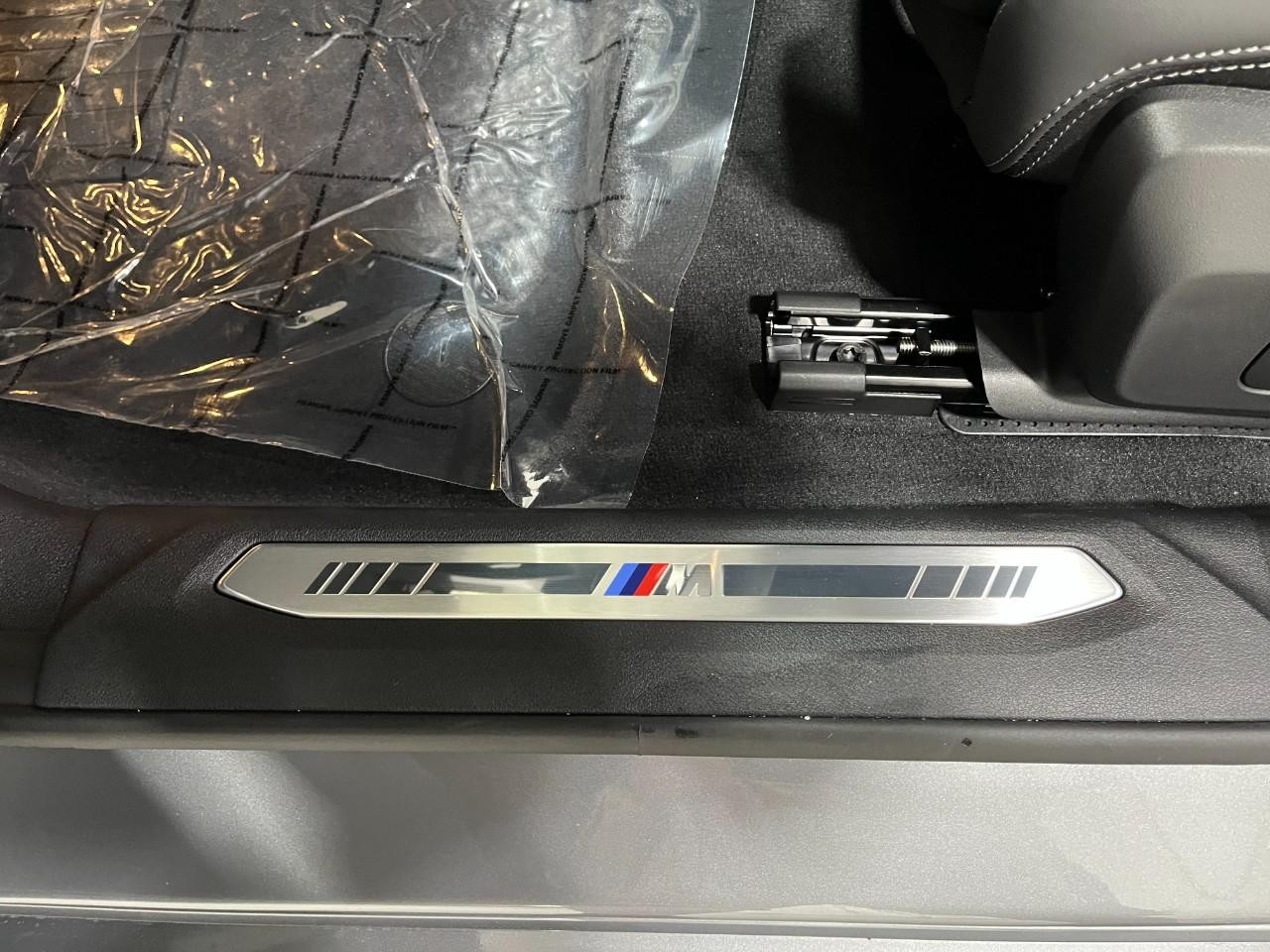 BMW 2 Series Vehicle Full-screen Gallery Image 36