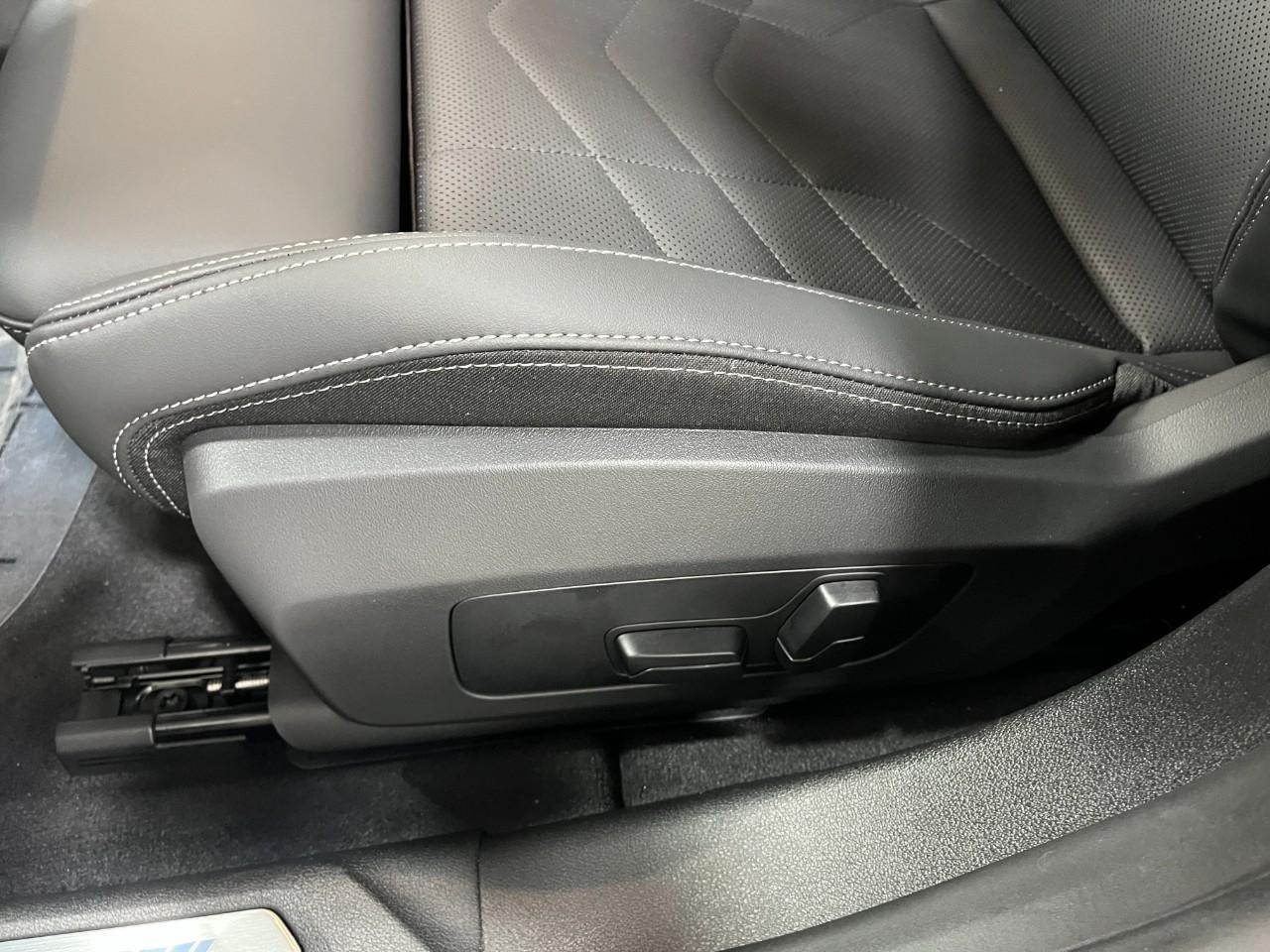 BMW 2 Series Vehicle Full-screen Gallery Image 37