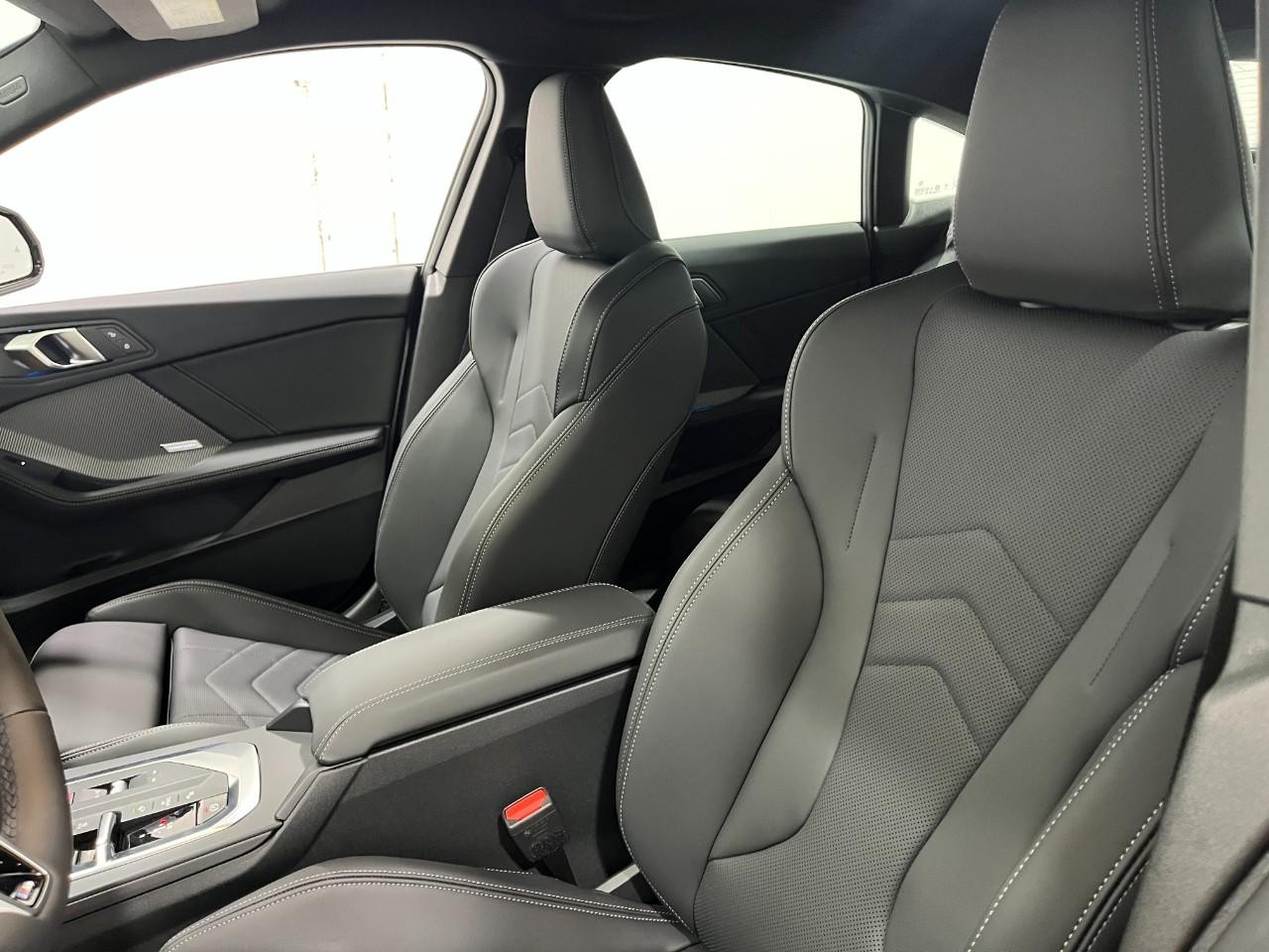 BMW 2 Series Vehicle Full-screen Gallery Image 38