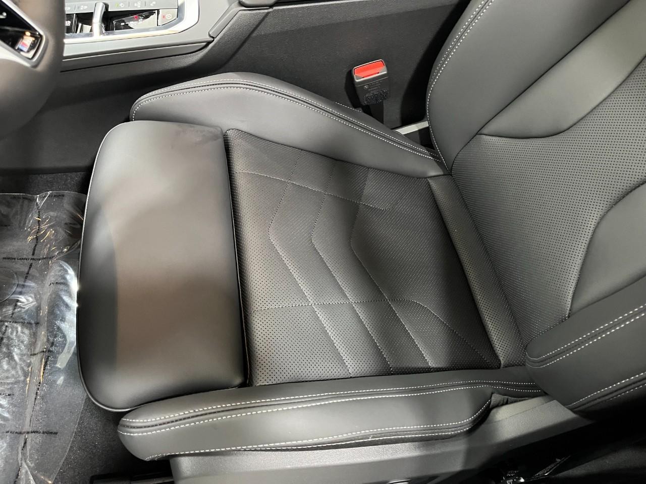 BMW 2 Series Vehicle Full-screen Gallery Image 39