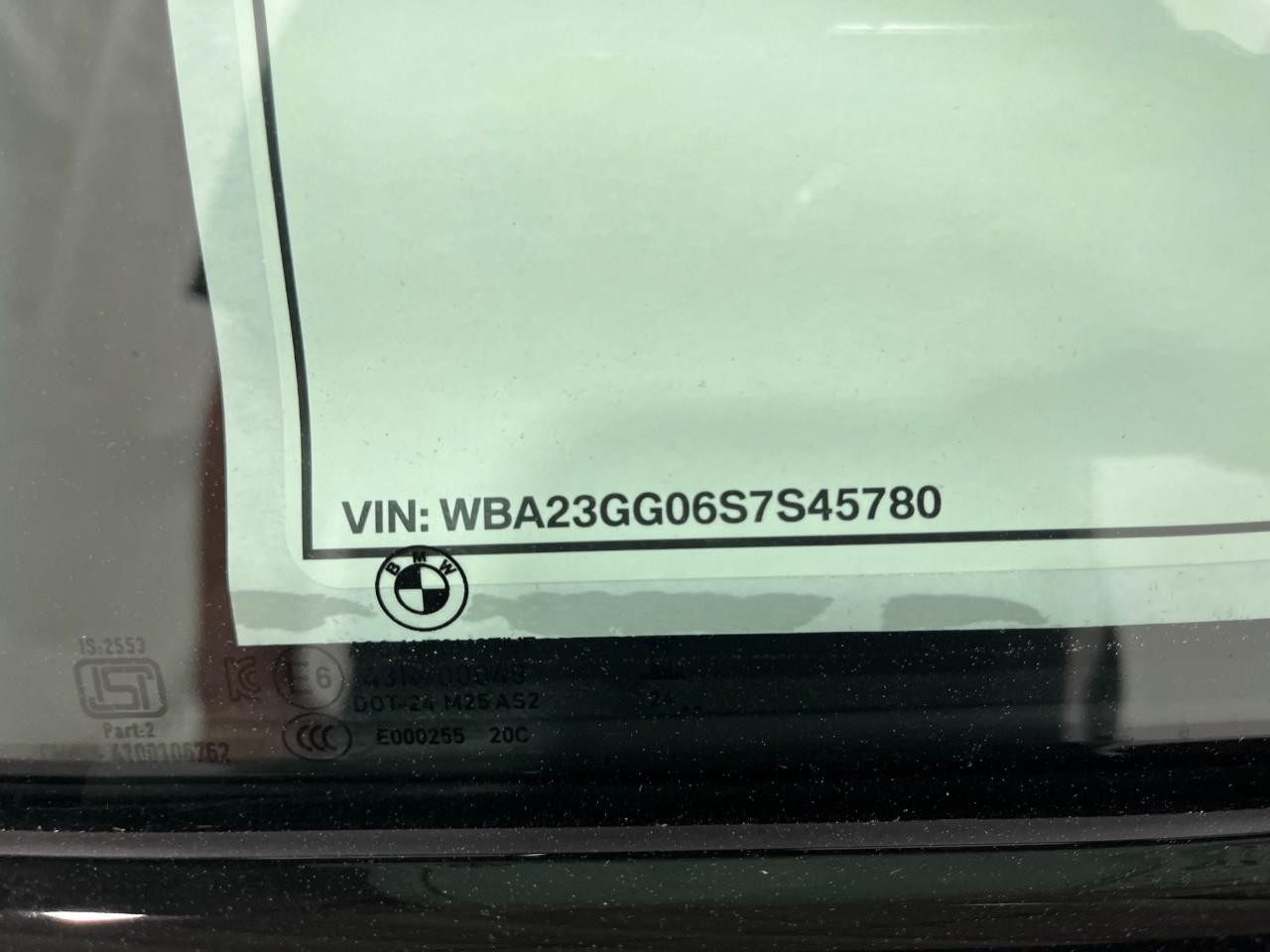 BMW 2 Series Vehicle Full-screen Gallery Image 40