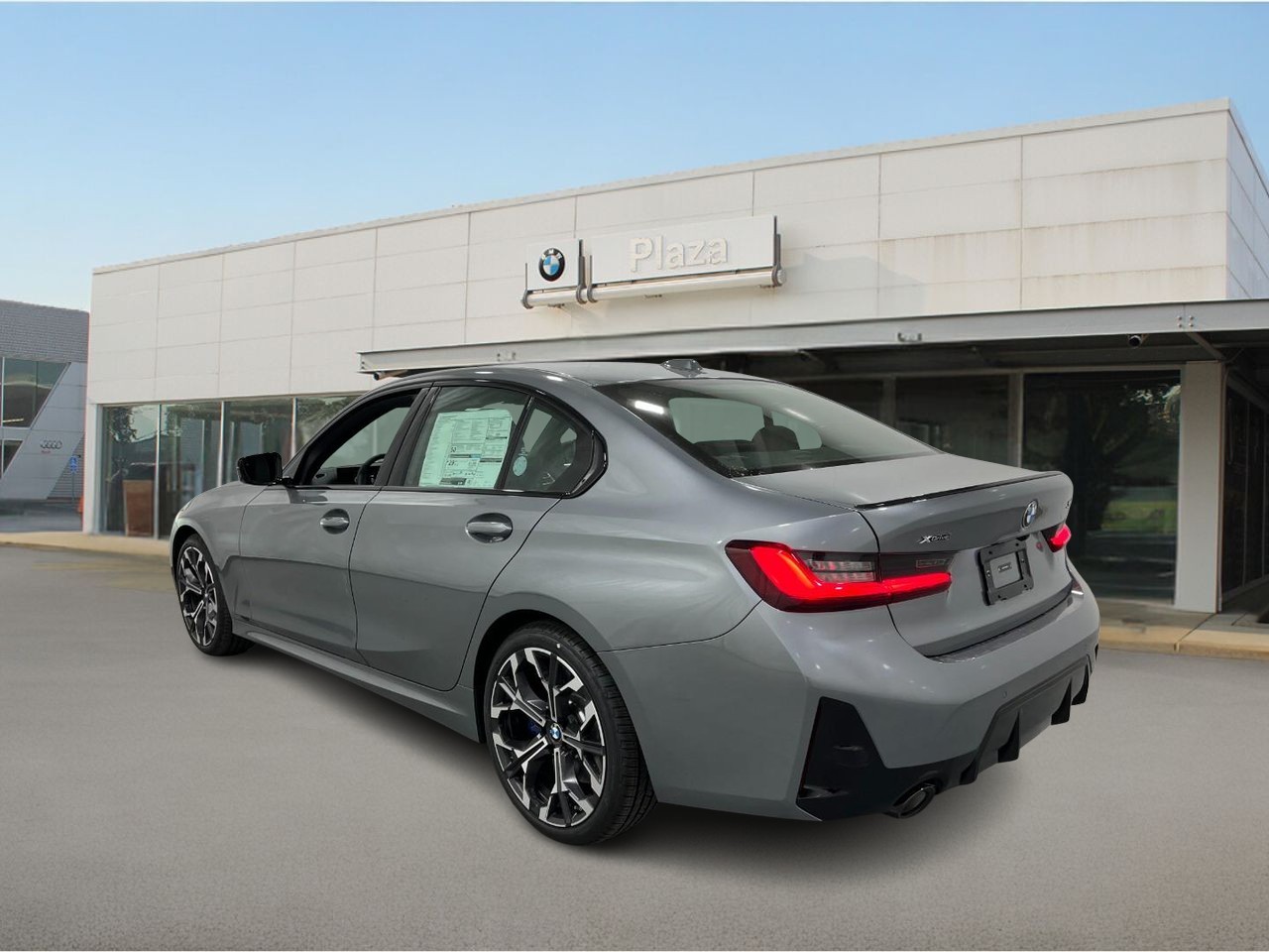 BMW 3 Series Vehicle Full-screen Gallery Image 3