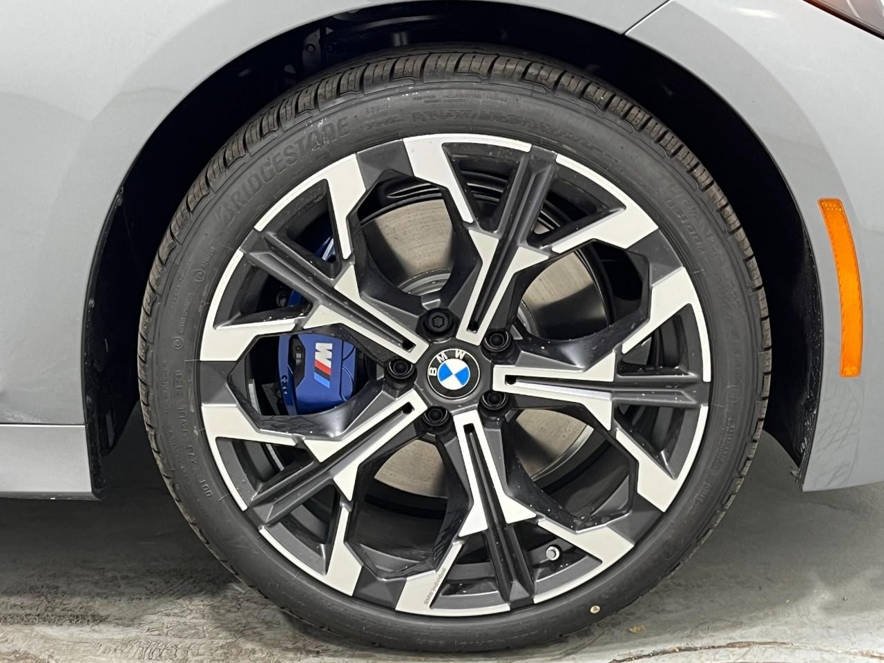 BMW 3 Series Vehicle Full-screen Gallery Image 5