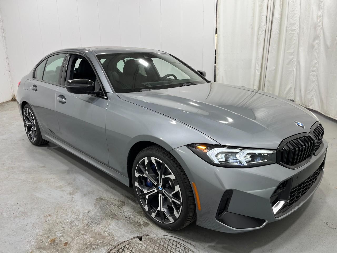 BMW 3 Series Vehicle Full-screen Gallery Image 6