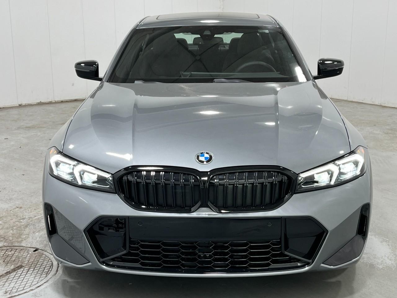 BMW 3 Series Vehicle Full-screen Gallery Image 7