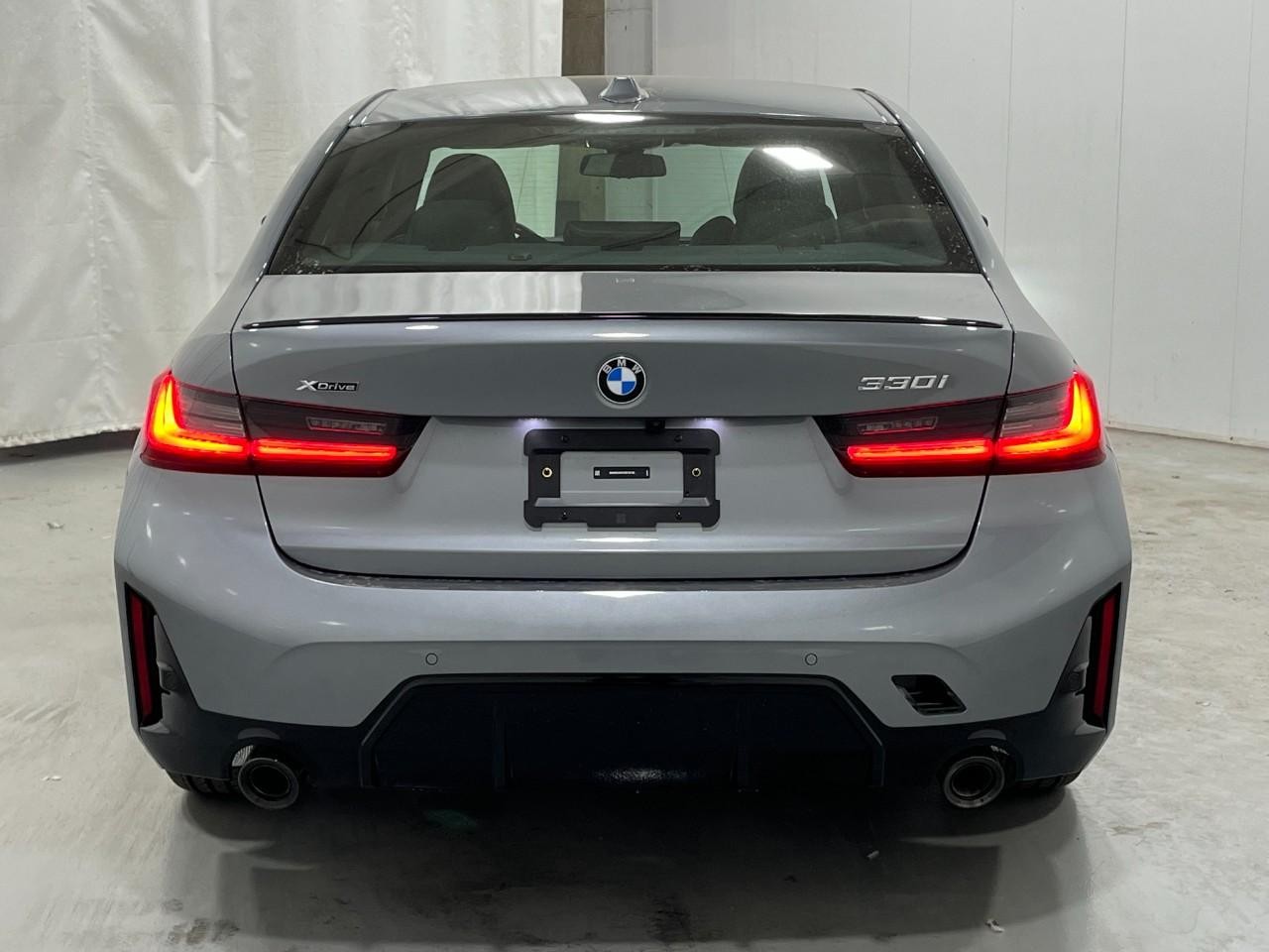 BMW 3 Series Vehicle Full-screen Gallery Image 10