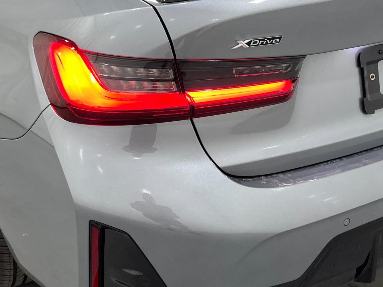 BMW 3 Series Vehicle Full-screen Gallery Image 11