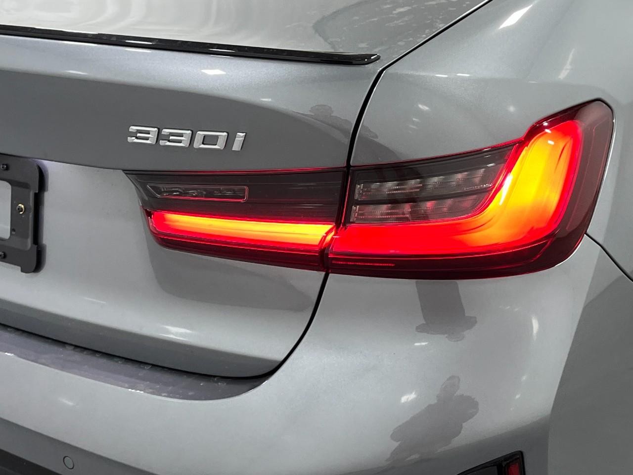 BMW 3 Series Vehicle Full-screen Gallery Image 12