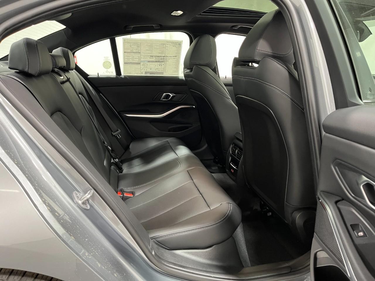 BMW 3 Series Vehicle Full-screen Gallery Image 13