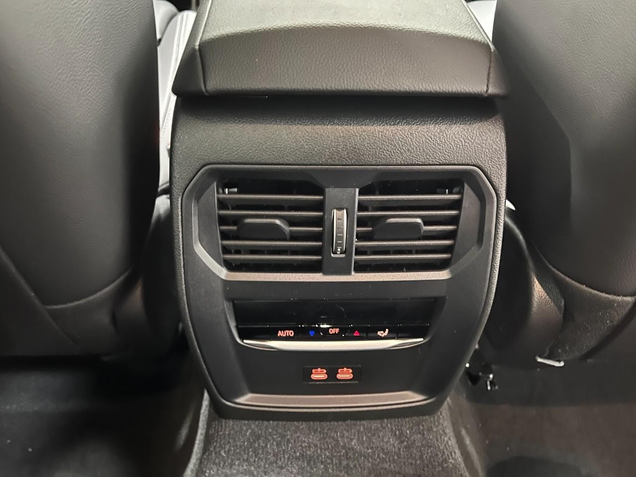 BMW 3 Series Vehicle Full-screen Gallery Image 18