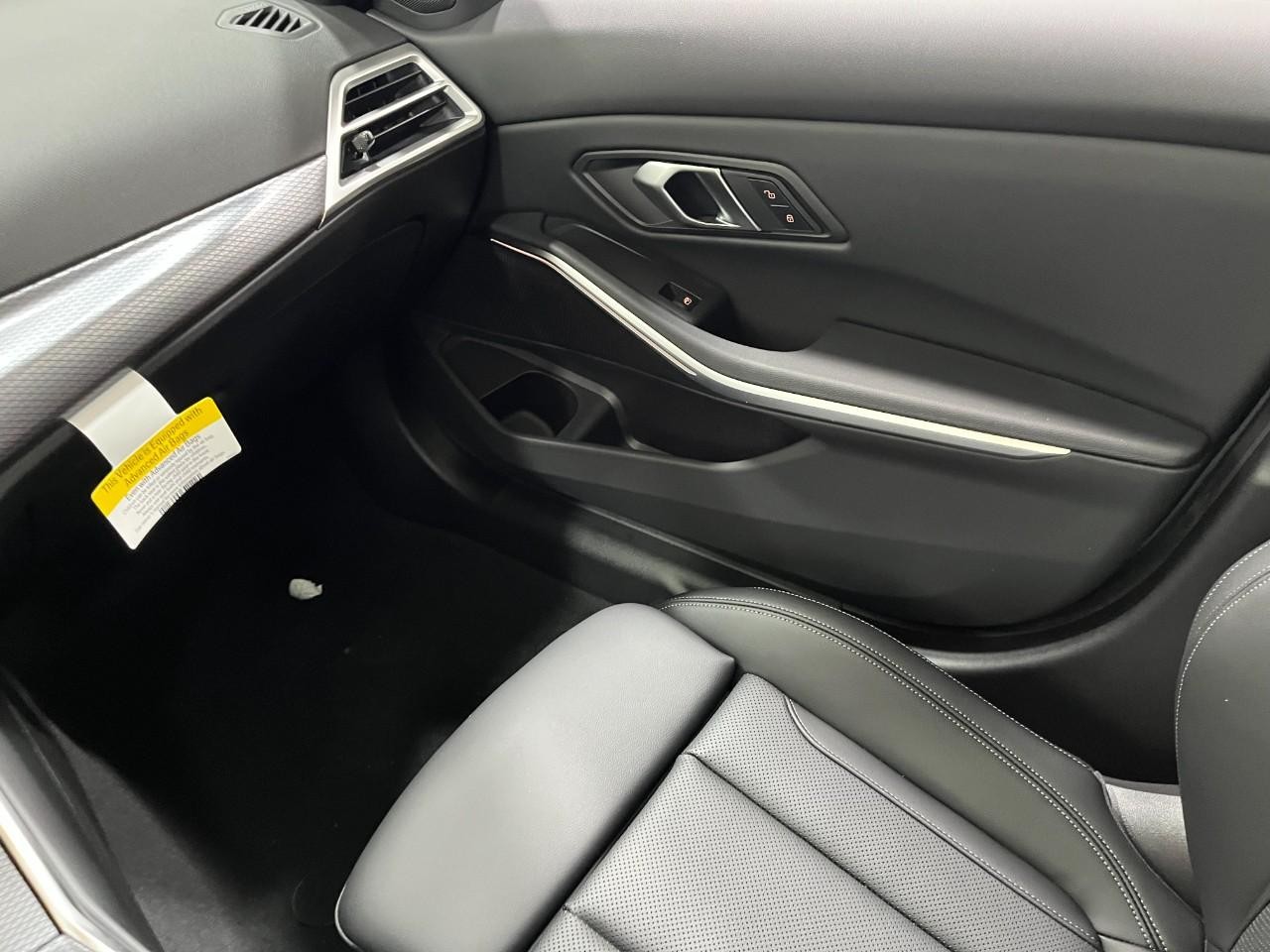 BMW 3 Series Vehicle Full-screen Gallery Image 19