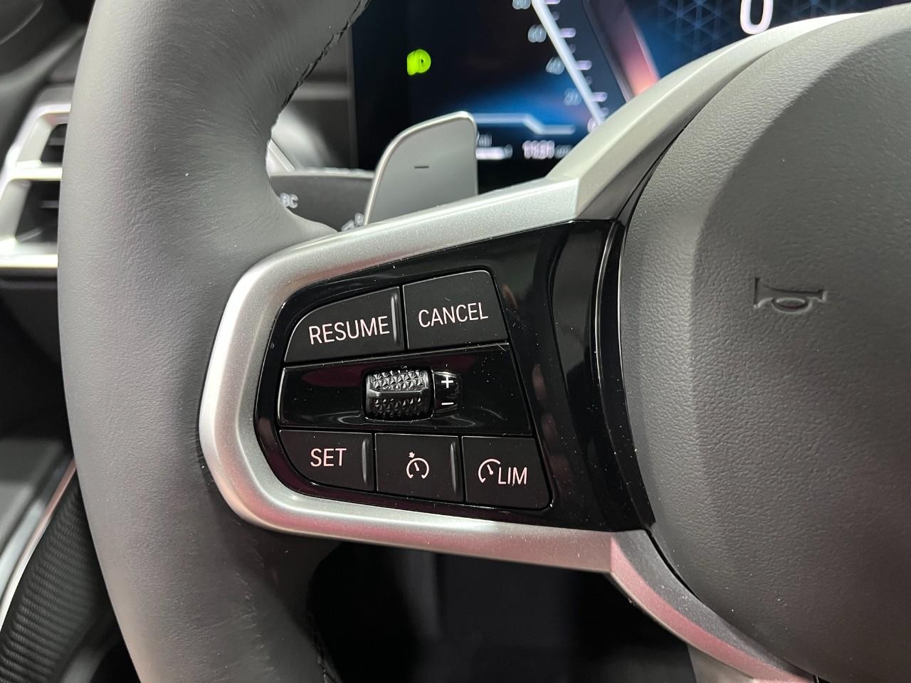 BMW 3 Series Vehicle Full-screen Gallery Image 21