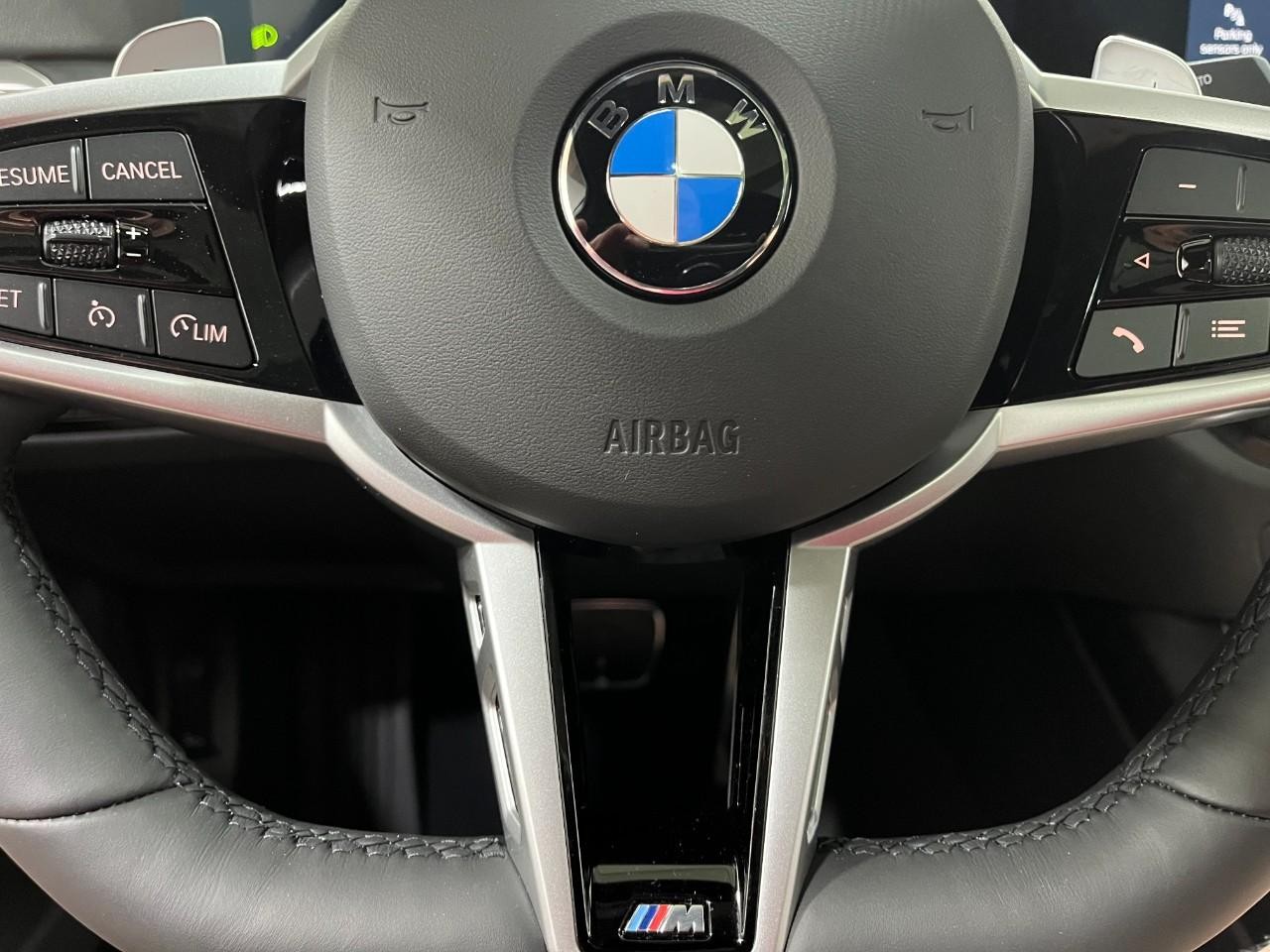 BMW 3 Series Vehicle Full-screen Gallery Image 22