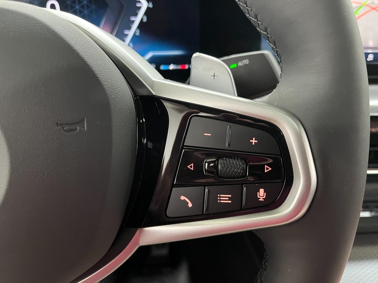 BMW 3 Series Vehicle Full-screen Gallery Image 23