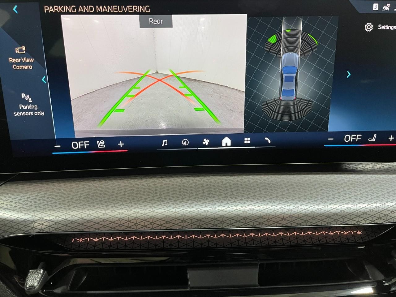 BMW 3 Series Vehicle Full-screen Gallery Image 25