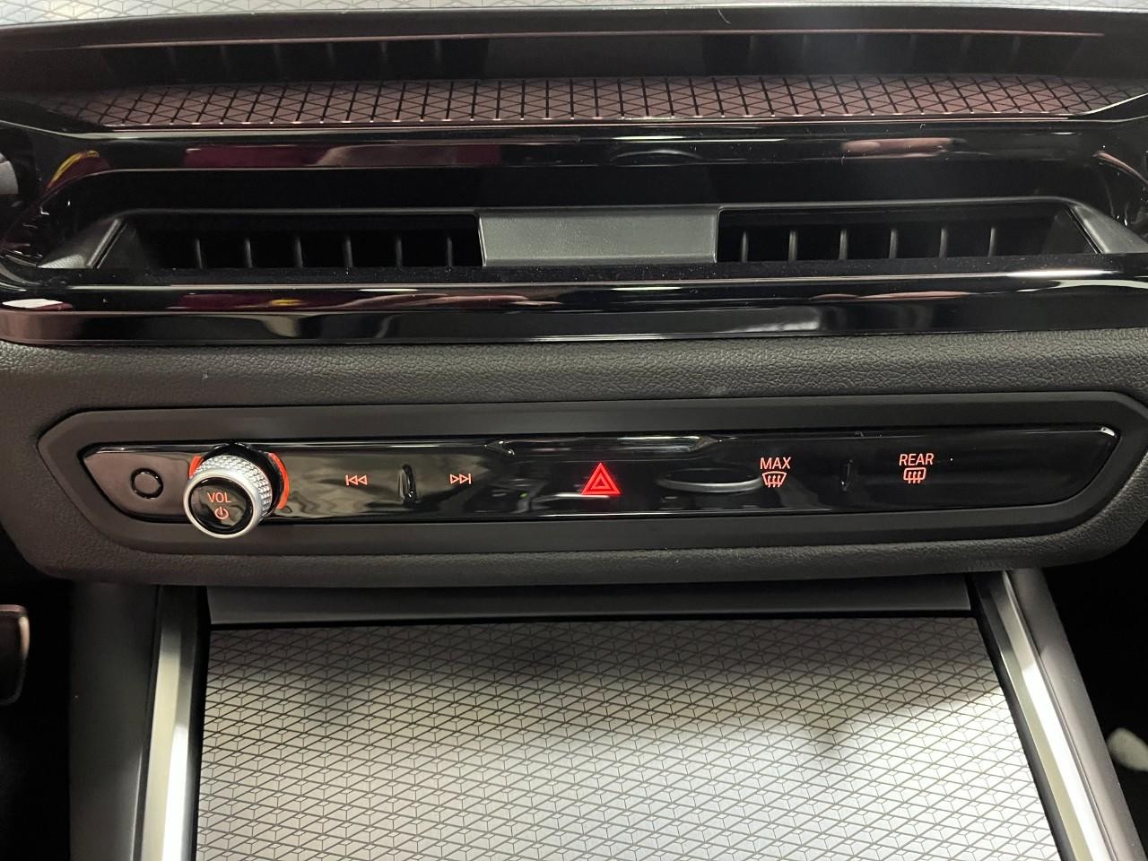 BMW 3 Series Vehicle Full-screen Gallery Image 27