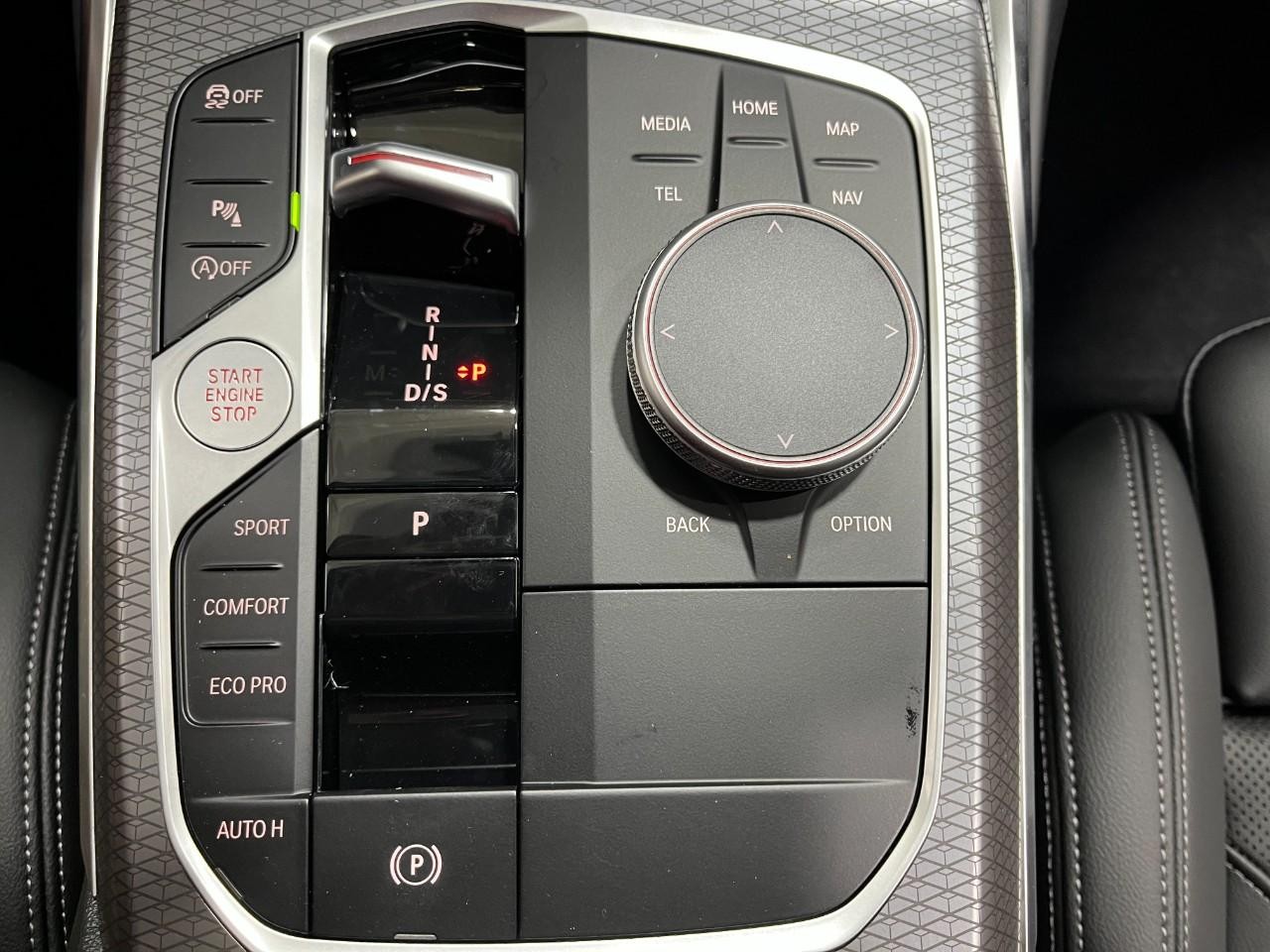 BMW 3 Series Vehicle Full-screen Gallery Image 28