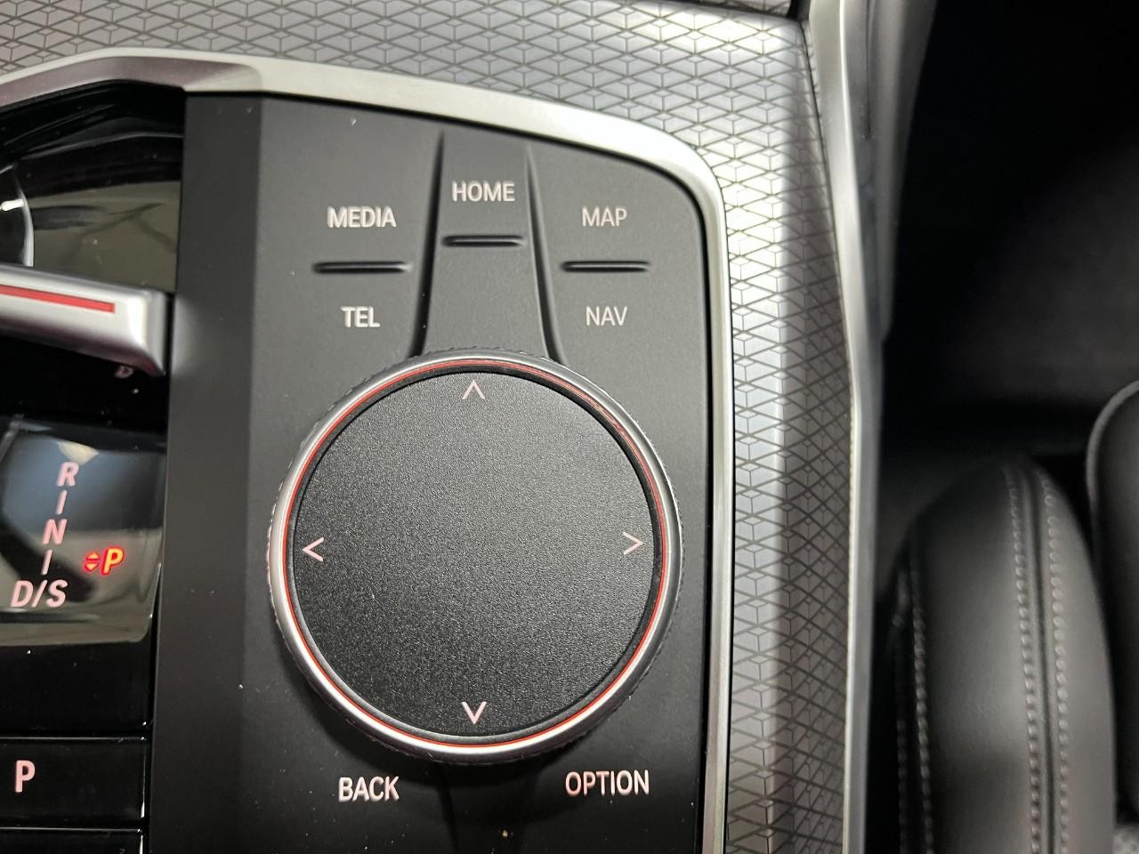 BMW 3 Series Vehicle Full-screen Gallery Image 29