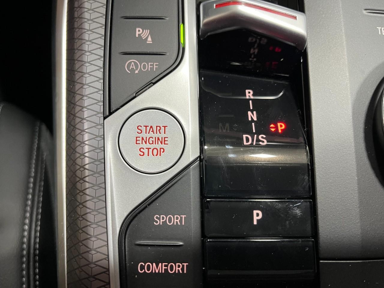 BMW 3 Series Vehicle Full-screen Gallery Image 30