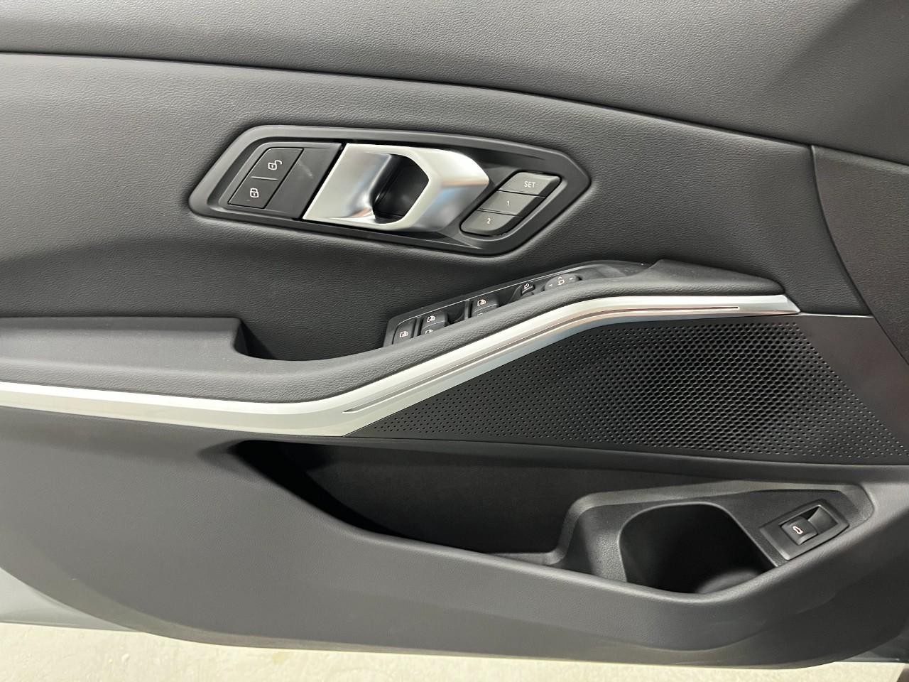 BMW 3 Series Vehicle Full-screen Gallery Image 31