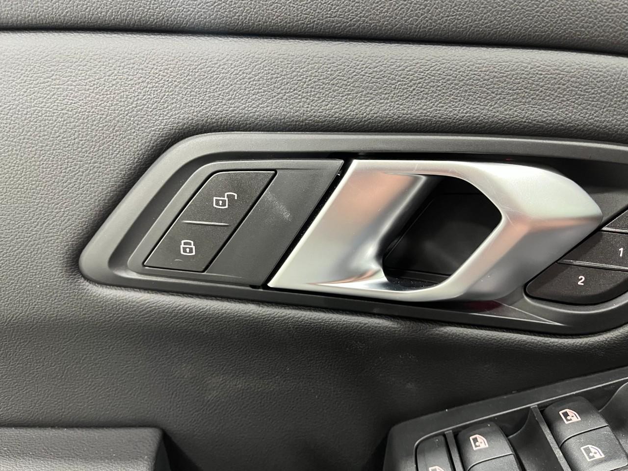 BMW 3 Series Vehicle Full-screen Gallery Image 32