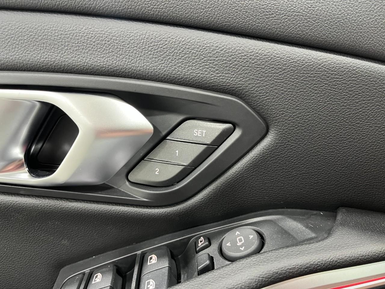 BMW 3 Series Vehicle Full-screen Gallery Image 33