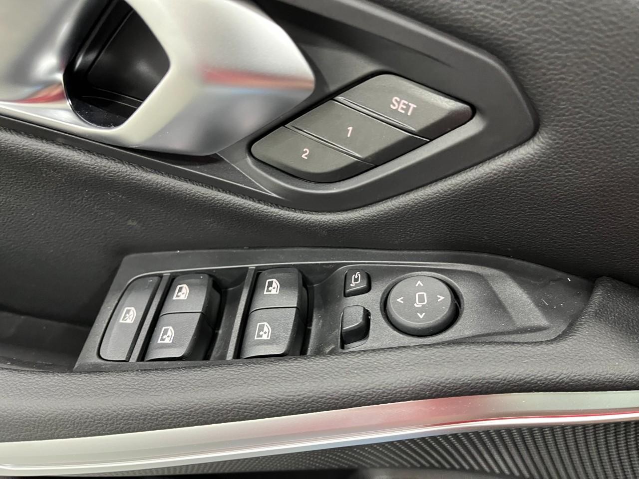 BMW 3 Series Vehicle Full-screen Gallery Image 34